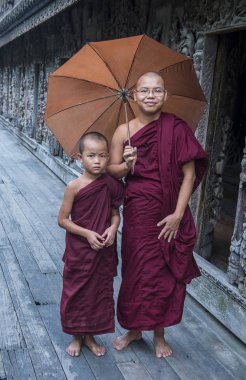 Rahipler at Mandalay, Myanmar Shwenandaw Manastırı