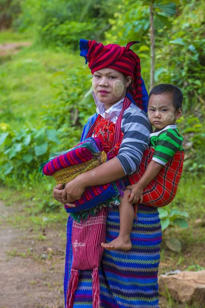 Retrato da mulher da tribo Intha em Mianmar — Fotografia de Stock