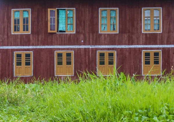 Traditional wooden stilt houses in Inle lake Myanmar — Stock Photo, Image