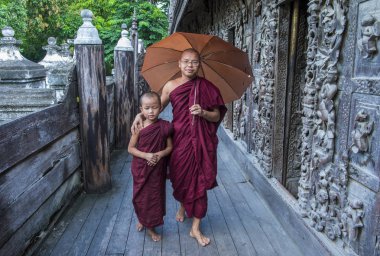 Rahipler at Mandalay, Myanmar Shwenandaw Manastırı