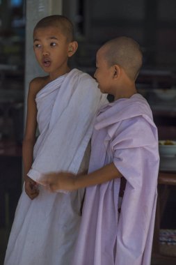 Rahipler at Mahagandayon Manastırı Myanmar