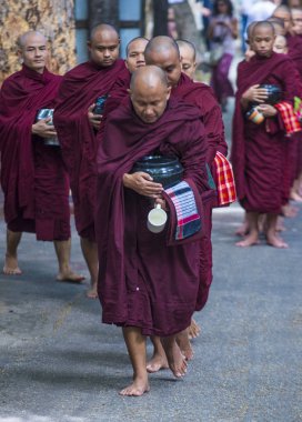 Rahipler at Mahagandayon Manastırı Myanmar