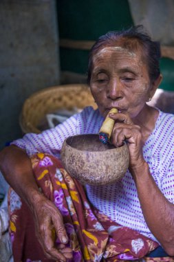 Birman kadın bir cheroot puro Sigara