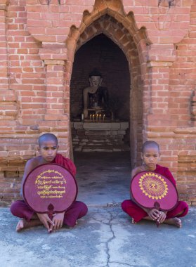 Acemi rahipler de bagan Myanmar