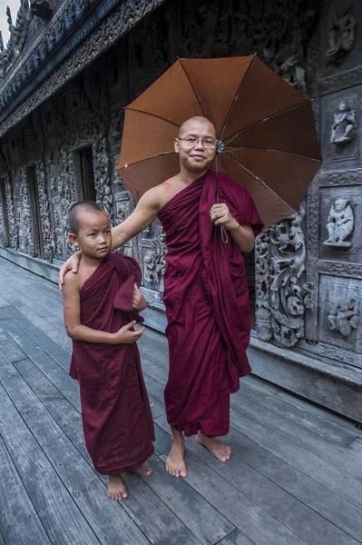 Monges no Mosteiro de Shwenandaw em Mandalay, Mianmar — Fotografia de Stock