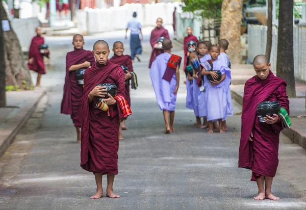 Monjes en el Monasterio Mahagandayon Myanmar — Foto de Stock