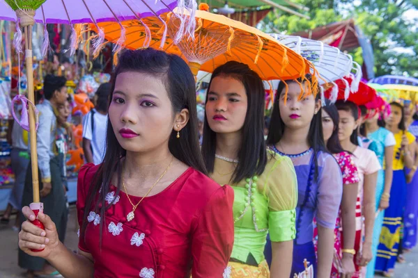 Feest in een dorp in de buurt van bagan Myanmar — Stockfoto