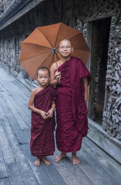 Rahipler at Mandalay, Myanmar Shwenandaw Manastırı