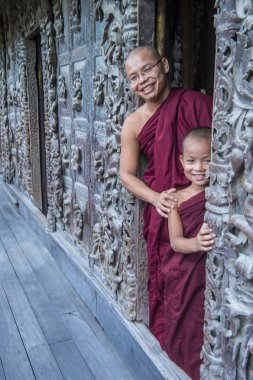 Rahipler at Mandalay, Myanmar Shwenandaw Manastırı
