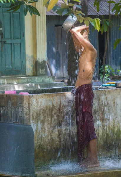 Monniken in het klooster van de Mahagandayon-Myanmar — Stockfoto