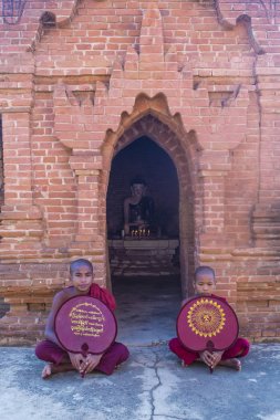 Acemi rahipler de bagan Myanmar