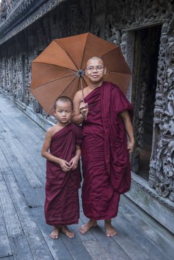 Rahipler at Mandalay, Myanmar Shwenandaw Manastırı
