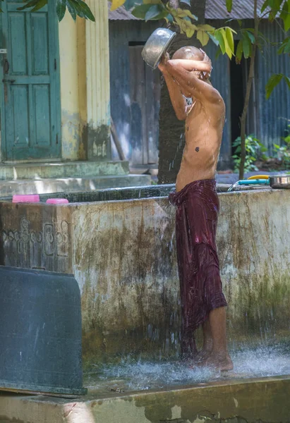 Monniken in het klooster van de Mahagandayon-Myanmar — Stockfoto