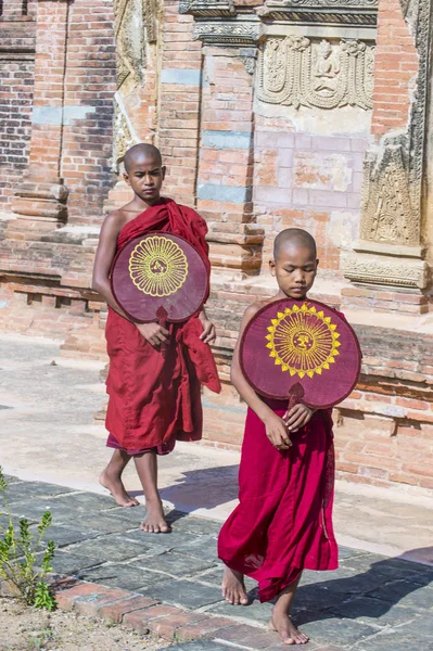 Монахи-новички в Баган-Мьянме — стоковое фото
