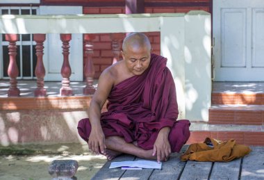 Rahipler at Mahagandayon Manastırı Myanmar