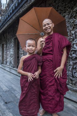 Rahipler at Mandalay, Myanmar Shwenandaw Manastırı