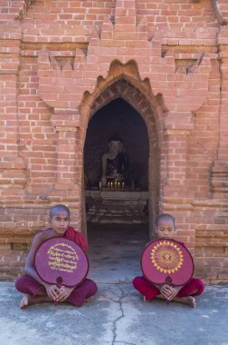 Acemi rahipler de bagan Myanmar