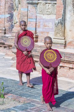 Acemi rahipler de bagan Myanmar