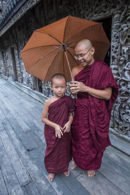 Rahipler at Mandalay, Myanmar Shwenandaw Manastırı
