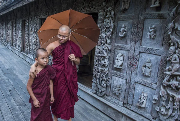 Monges no Mosteiro de Shwenandaw em Mandalay, Mianmar — Fotografia de Stock