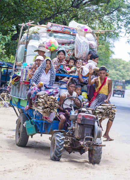 Burmesische Bauern in Kurzsichtigkeit — Stockfoto