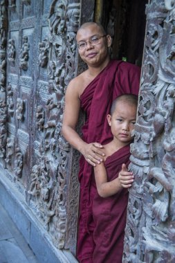 Rahipler at Mandalay, Myanmar Shwenandaw Manastırı