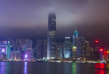 Sisli bir gece Hong Kong manzarası