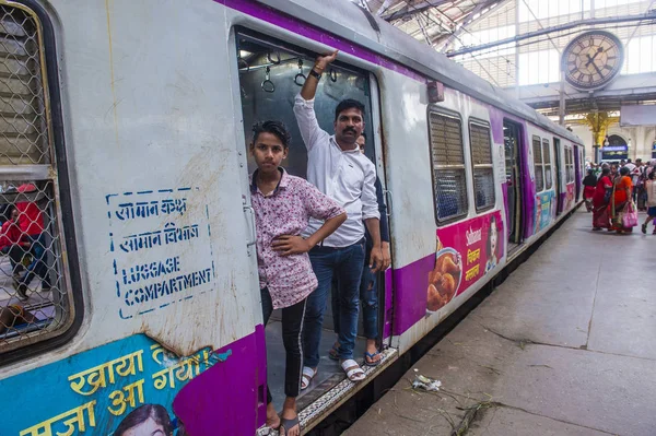 Mumbai India ferrocarril suburbano —  Fotos de Stock