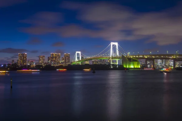 Rainbow bridge i Tokyo Japan — Stockfoto