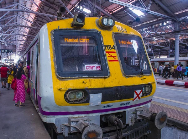 Mumbai Hindistan banliyö demiryolu — Stok fotoğraf