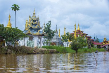 Myanmar 'daki Nga Phe Kyaung Manastırı