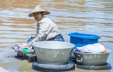 Myanmar 'daki köylüler.