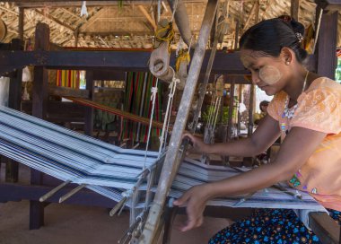 Myanmar 'daki köylüler.