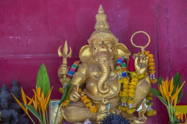 Wat Chalong tapınağının içindeki heykel.