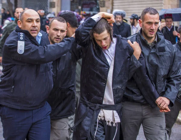 Um judeu ultra-ortodoxo foi preso pela polícia. — Fotografia de Stock