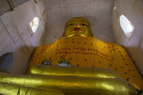 Grande statua di Buddha nel tempio Manuha in Bagan Myanmar — Foto Stock