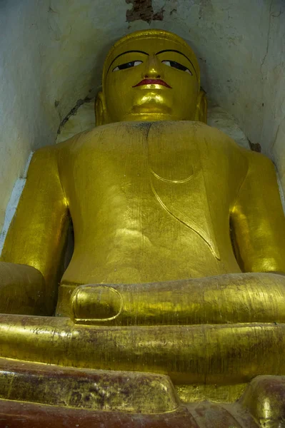 Gran estatua de Buda en el templo de Manuha en Bagan Myanmar — Foto de Stock