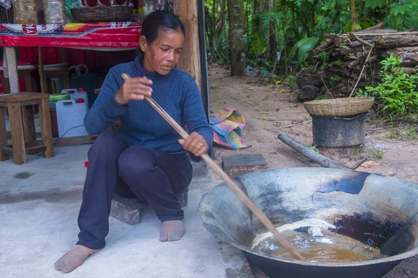 Камбоджійка готує — стокове фото