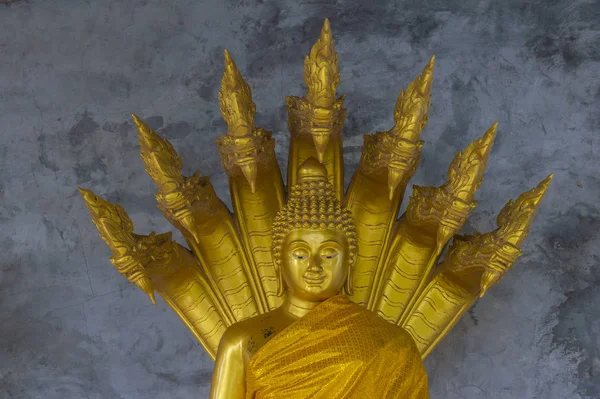 Estátua no interior do templo Wat Chalong — Fotografia de Stock