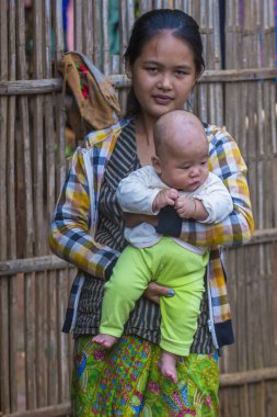 Inle Gölü, Myanmar - 07 Eylül 2017 'de Inle Gölü yakınlarındaki bir köyde çocuklu bir anne 