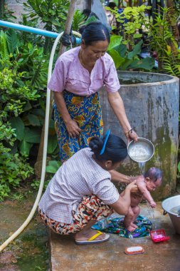 Inle Gölü, Myanmar - 07 Eylül 2017 'de Inle Gölü yakınlarındaki bir köyde çocuklu bir anne 