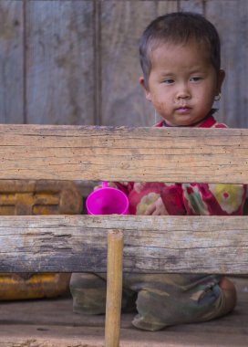 Inle Gölü, Myanmar - 07 Eylül 2017 'de Inle Gölü yakınlarındaki bir köyde Birmanyalı çocuk 