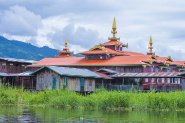 Inle Lake, Myanmar - 08 Eylül 2017 'de Myanmar' daki Nga Phe Kyaung Manastırı, Shan Eyaleti 'ndeki Inle Gölü üzerinde yer alan manastır.