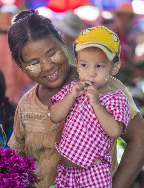 Inle Gölü, Myanmar - 07 Eylül 2017 'de Inle Gölü yakınlarındaki bir köyde çocuklu bir anne 
