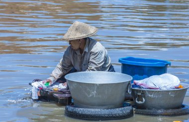 Inle Lake, Myanmar - 07 Eylül 2017 'de Inle Gölü yakınlarındaki bir köyde bir kadın 