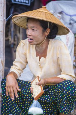 Inle Lake, Myanmar - 07 Eylül 2017 'de Inle Gölü yakınlarındaki bir köyde bir kadın 
