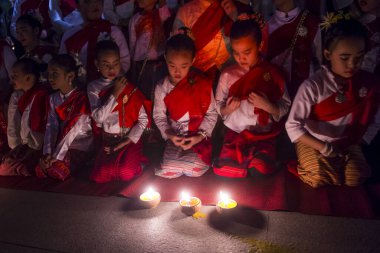 Chiang Mai, Tayland - 4 Kasım 04: Taylandlı çocuklar, Tayland 'ın Chiang Mai kentinde düzenlenen Yee Peng festivaline katılırlar.. 
