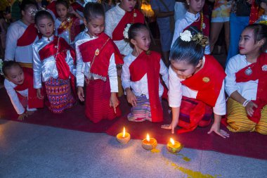 Chiang Mai, Tayland - 4 Kasım 04: Taylandlı çocuklar, Tayland 'ın Chiang Mai kentinde düzenlenen Yee Peng festivaline katılırlar.. 