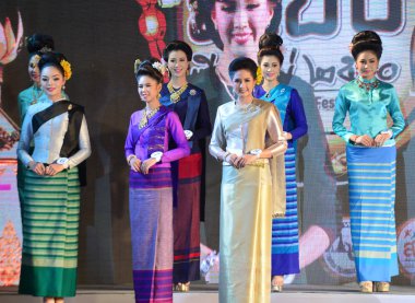 Chiang Mai, Tayland - 4 Kasım 04: Taylandlı kadınlar, Tayland 'ın Chiang Mai kentinde düzenlenen Yee Peng festivaline katılırlar.. 