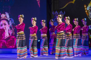 Chiang Mai, Tayland - Kasım 04: Thai dansçıları her yıl Kasım 2017 'de Tayland' ın Chiang Mai kentinde düzenlenen Yee Peng festivalinde gösteri yaparlar.. 